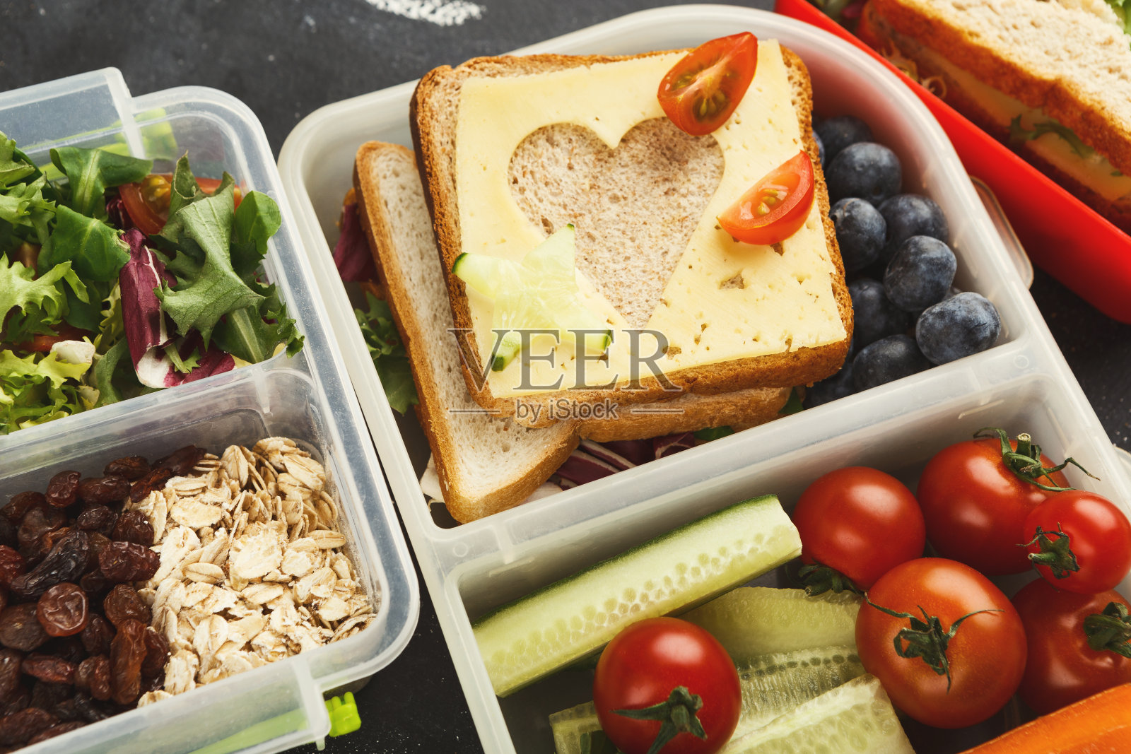 给孩子的午餐盒。作为学校晚餐的健康零食照片摄影图片