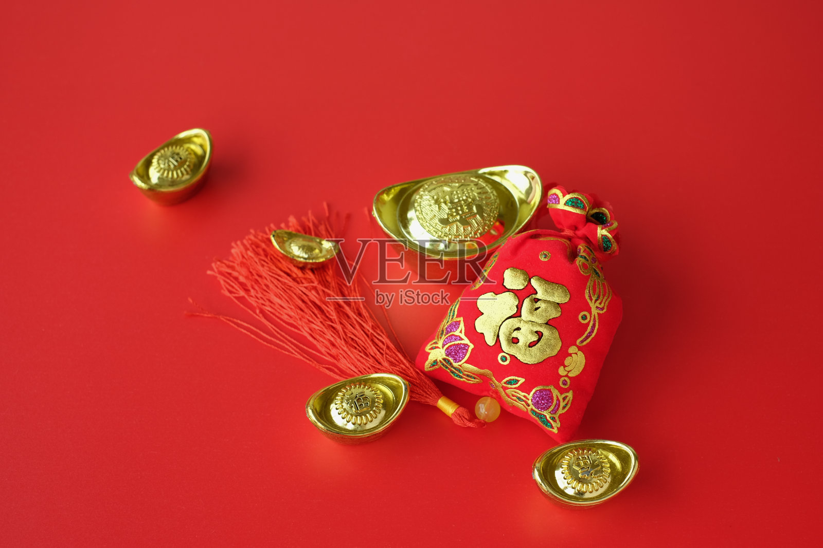 俯视图中国饰品上的红色背景，红包(幸福)金元宝，中国新年节日。照片摄影图片