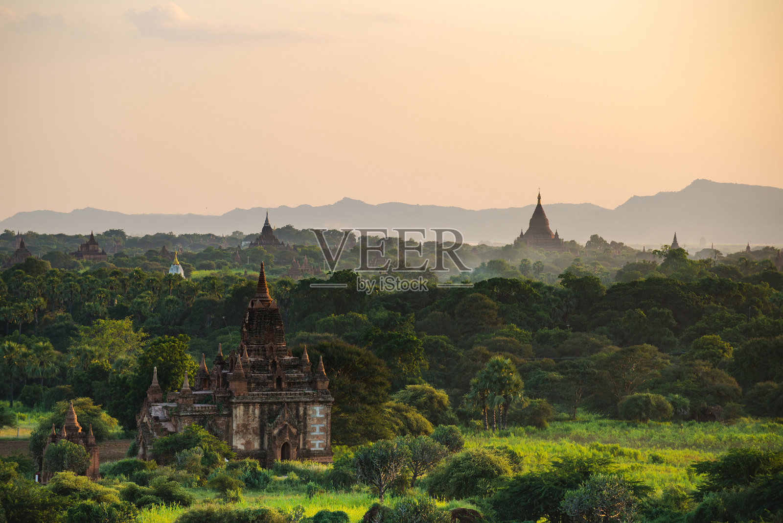 缅甸蒲甘的日落。照片摄影图片