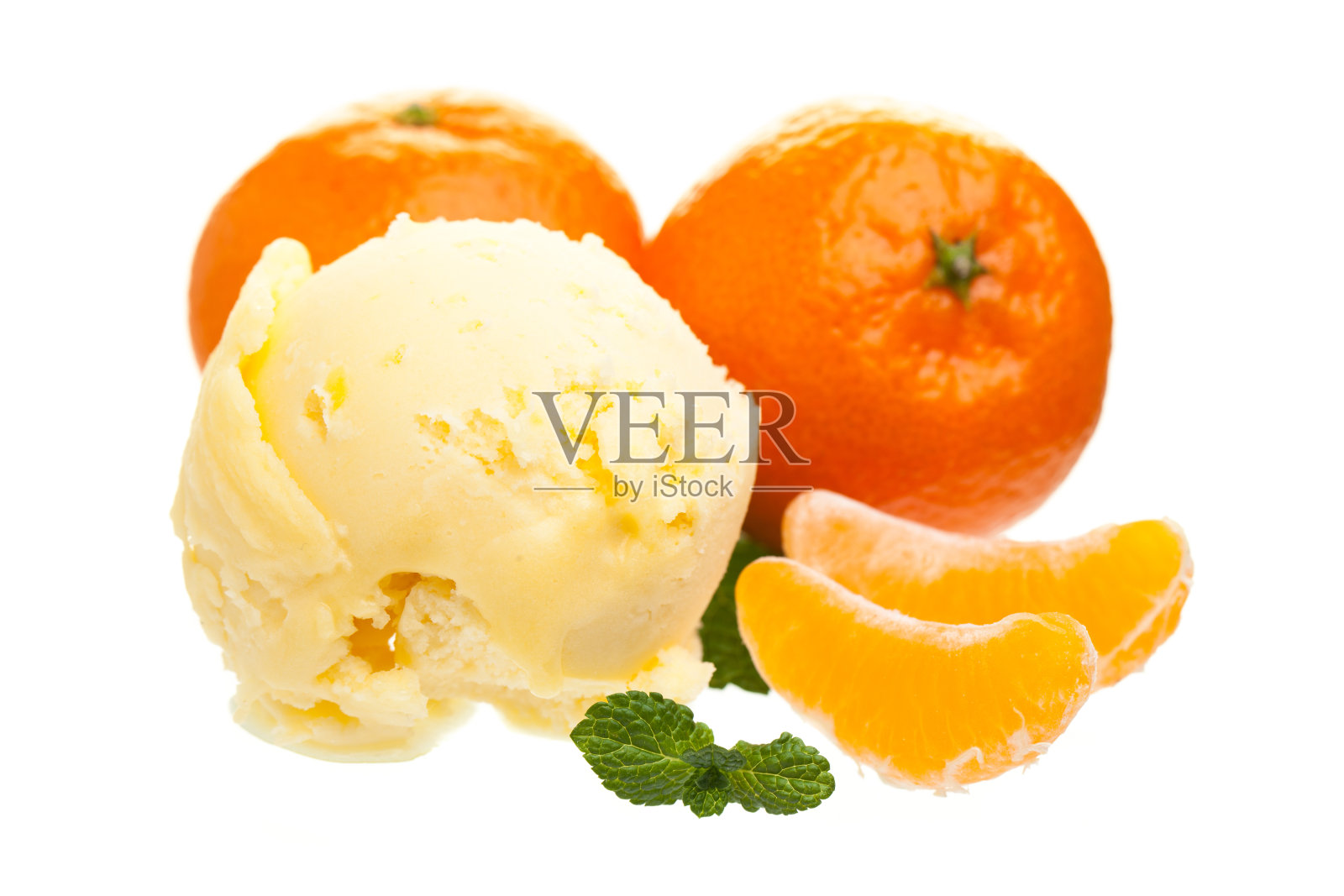 橘子冰淇淋勺前面的桔子孤立在白色的背景照片摄影图片