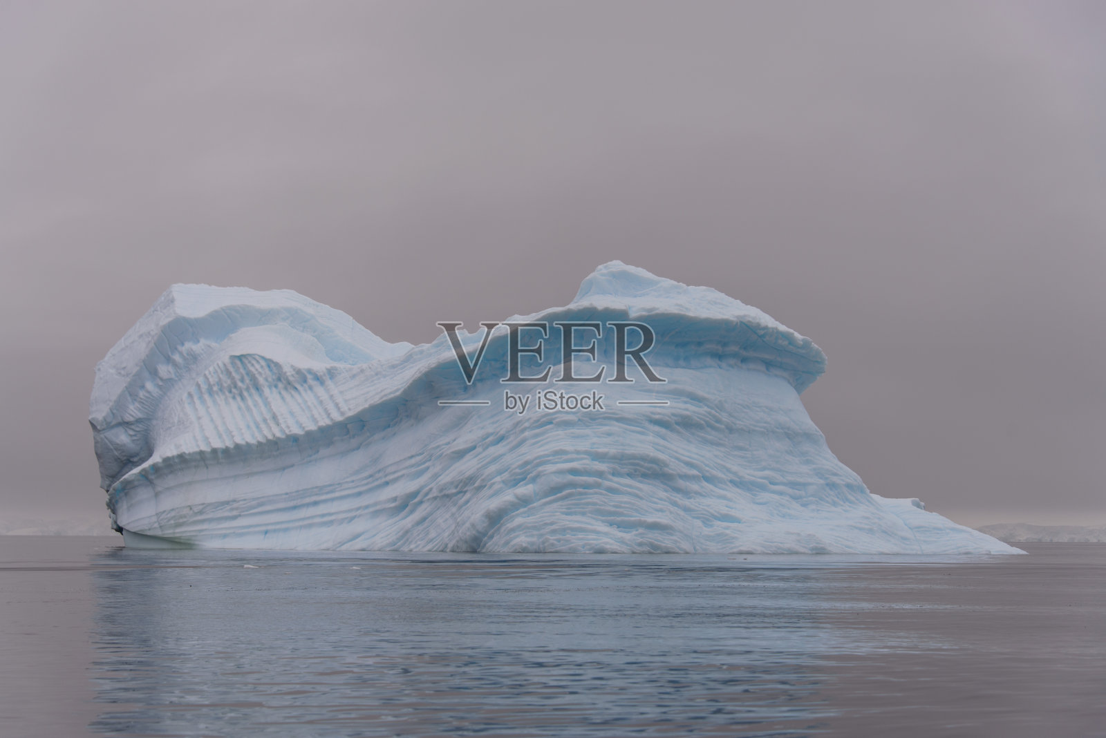 南极海域的冰山照片摄影图片