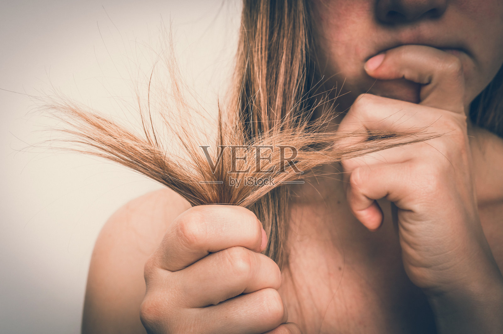 头发问题-脆弱，受损，干燥和脱发的概念照片摄影图片