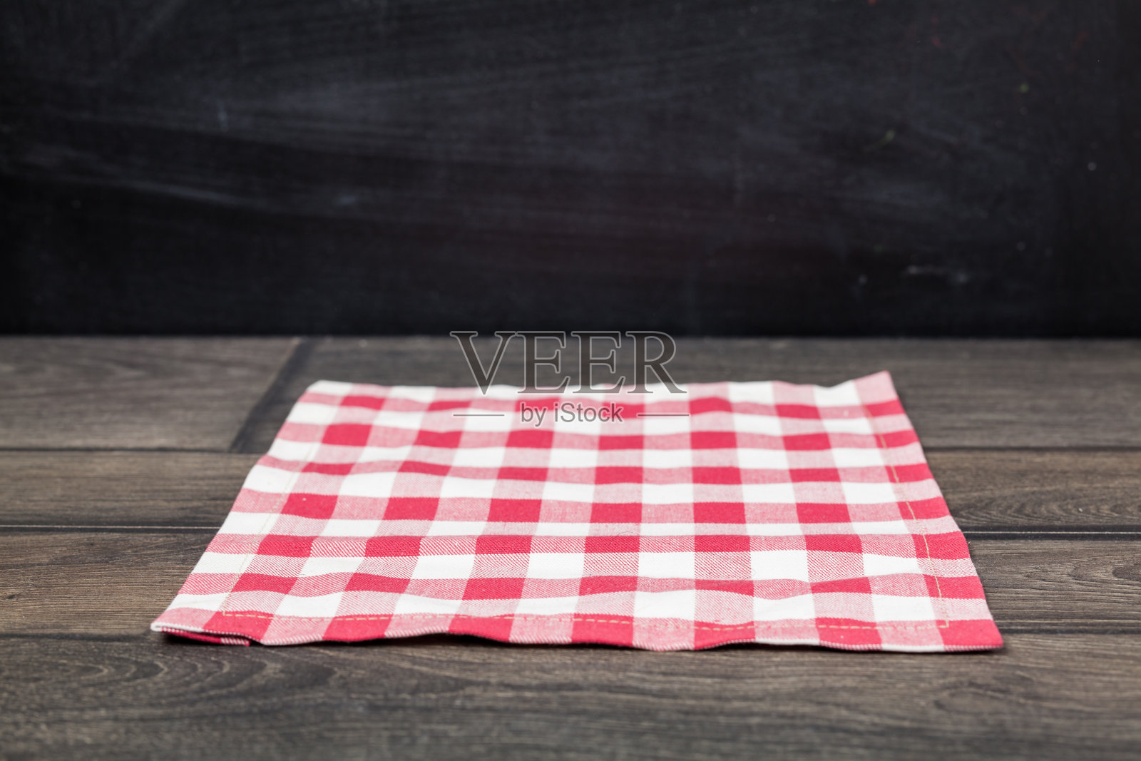 深色木制的红色餐巾照片摄影图片