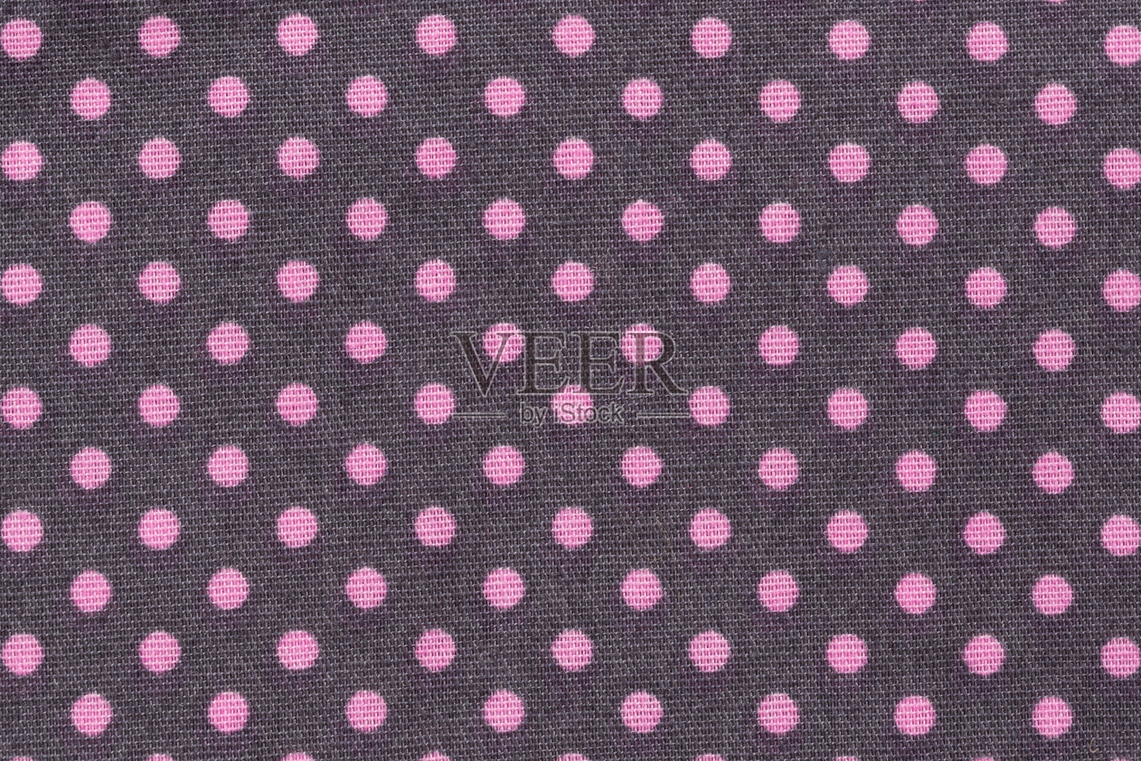 粉红色的点在紫色的圆点织物背景和纹理照片摄影图片