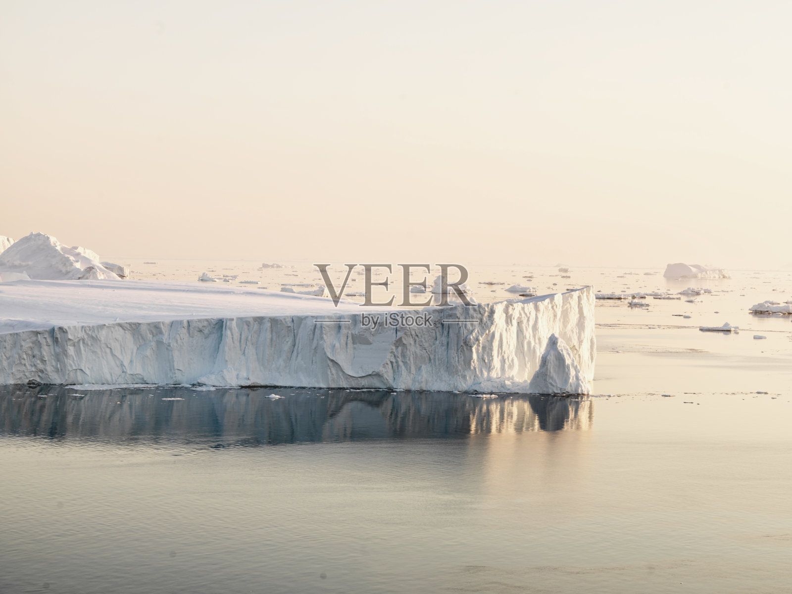 日落时北冰洋上的冰山照片摄影图片