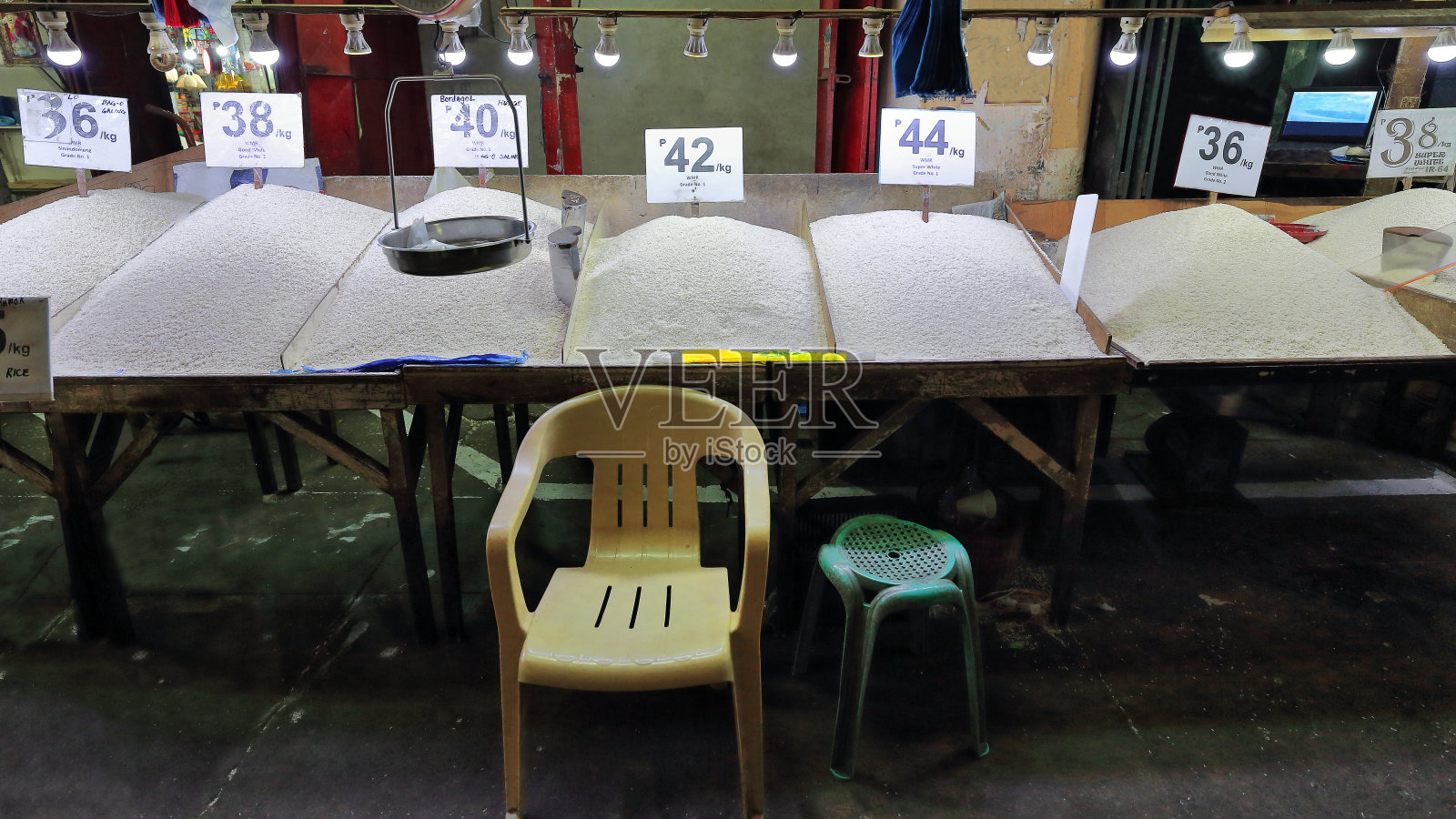 摊位上出售各种各样的大米。菲律宾西部黑人中央公共市场。0272照片摄影图片