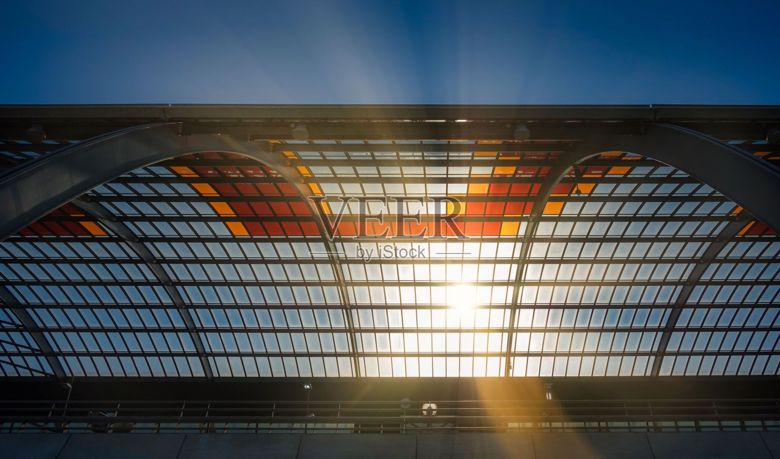 阿姆斯特丹中央车站的玻璃屋顶照片摄影图片