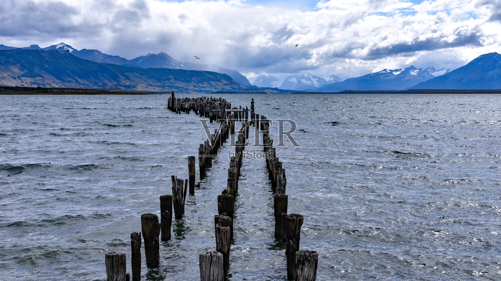 老码头 (Muelle Historico) 在巴塔哥尼亚的阿尔米兰特蒙特湾 - 纳塔莱斯港，智利麦哲伦地区照片摄影图片