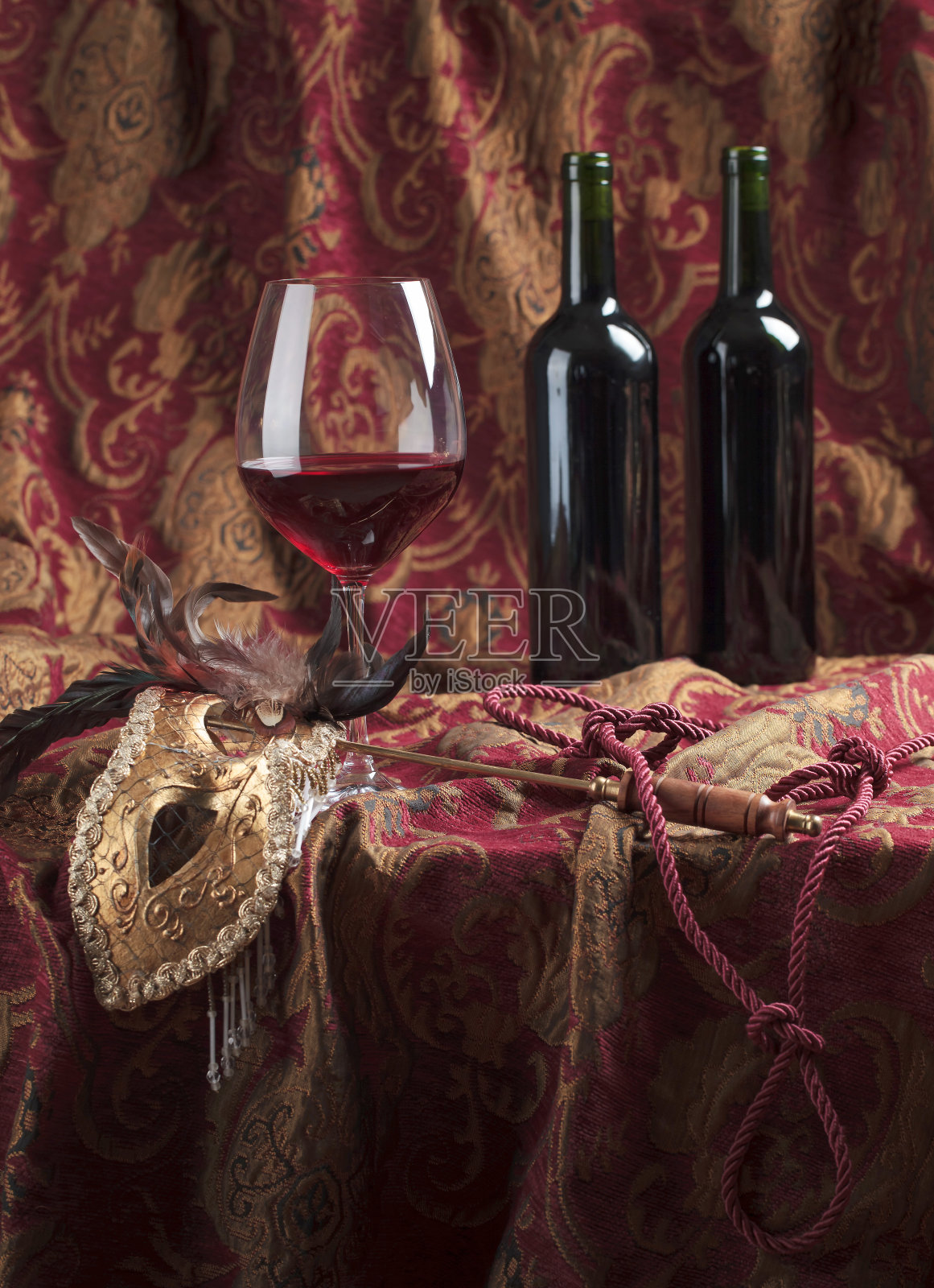 威尼斯面具和红酒。照片摄影图片