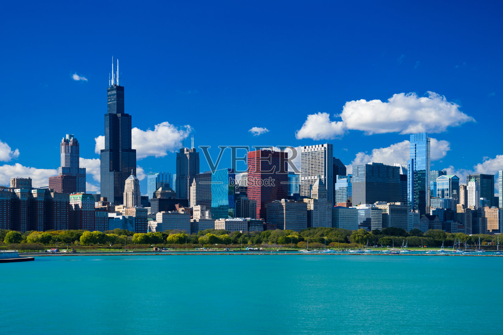 芝加哥天际线有蓝天，积云和湖照片摄影图片