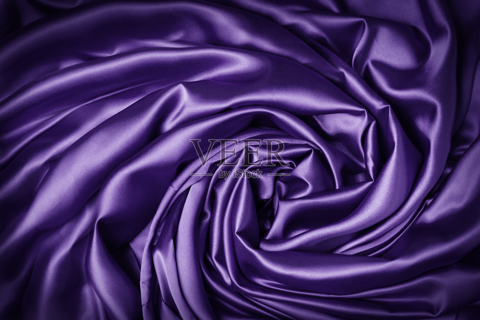 丝绸布料漩涡螺旋背景，紫色漩涡织物结，抽象缎窗帘照片摄影图片