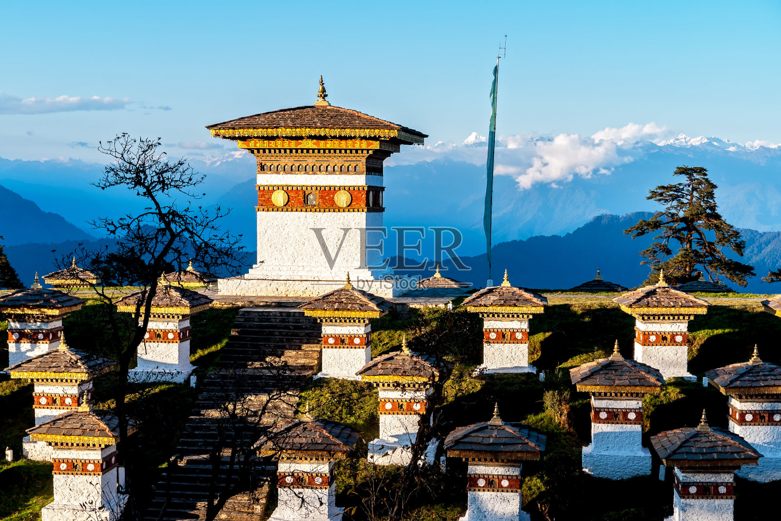 多丘拉山口的日落，以喜马拉雅为背景——不丹照片摄影图片
