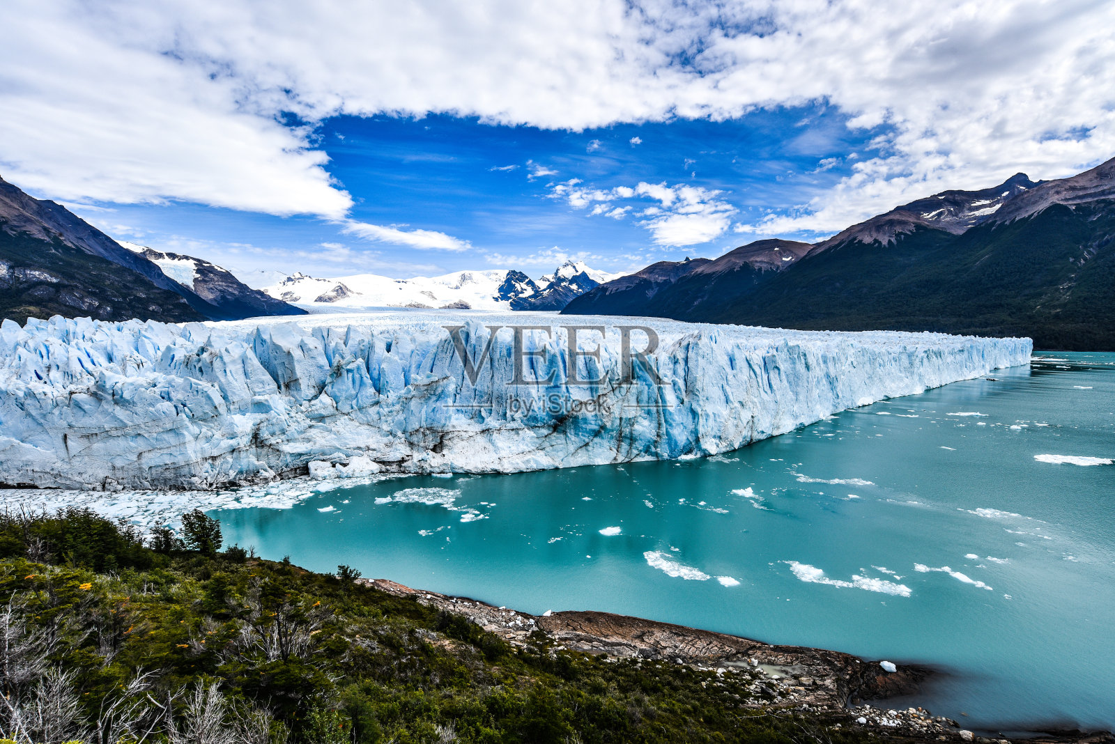 游客们在阿根廷巴塔哥尼亚观看佩里托莫雷诺冰川照片摄影图片