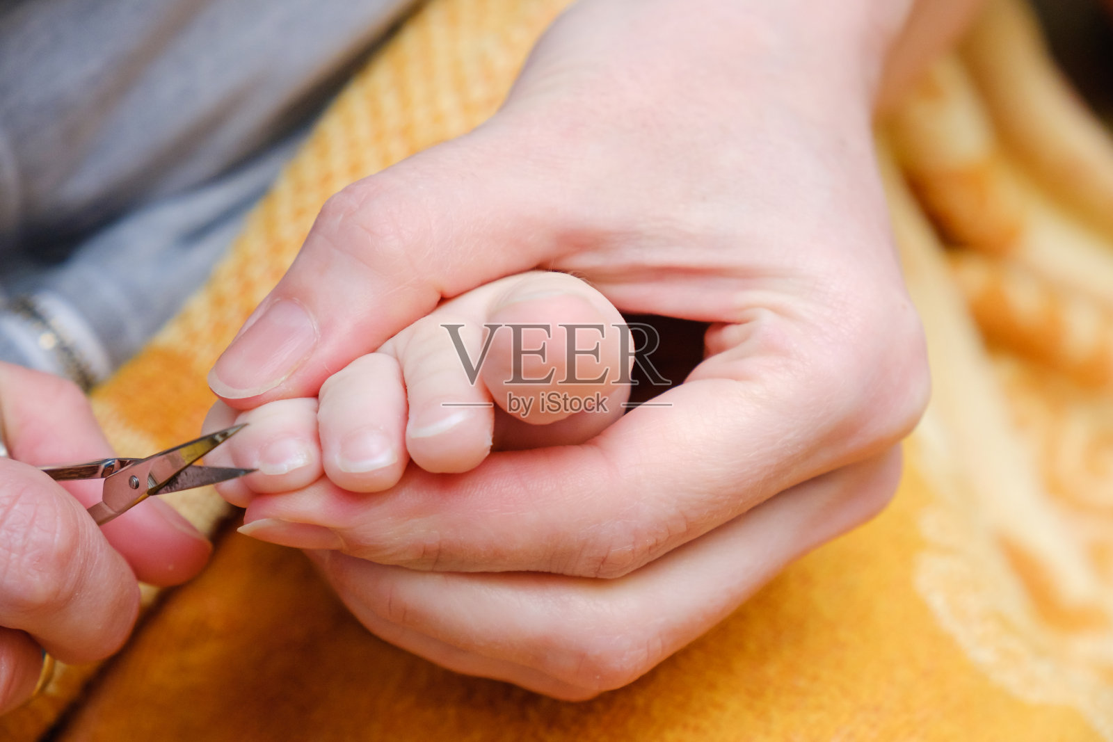家庭活动妈妈用指甲剪为孩子剪指甲照片摄影图片