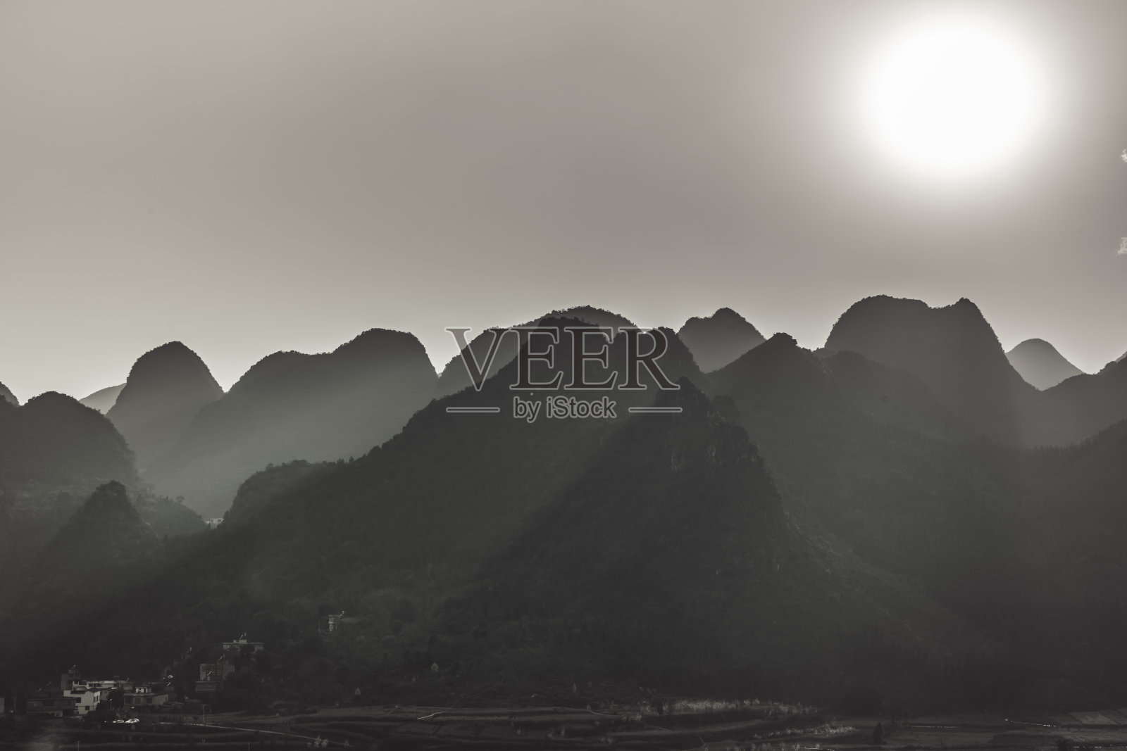 万峰林日落，中国。照片摄影图片