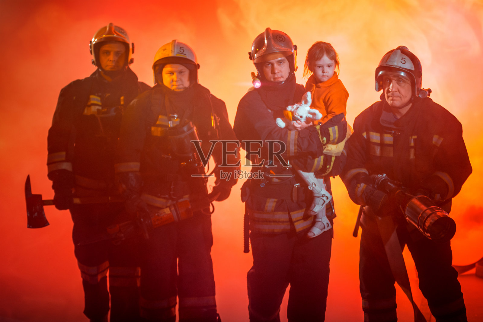 勇敢的消防员队与获救的孩子照片摄影图片