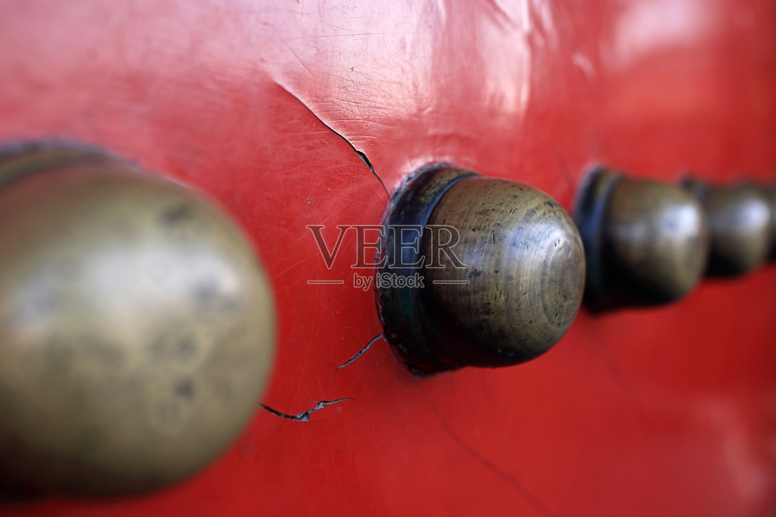 中国北京紫禁城古色古香的镶钉红门照片摄影图片