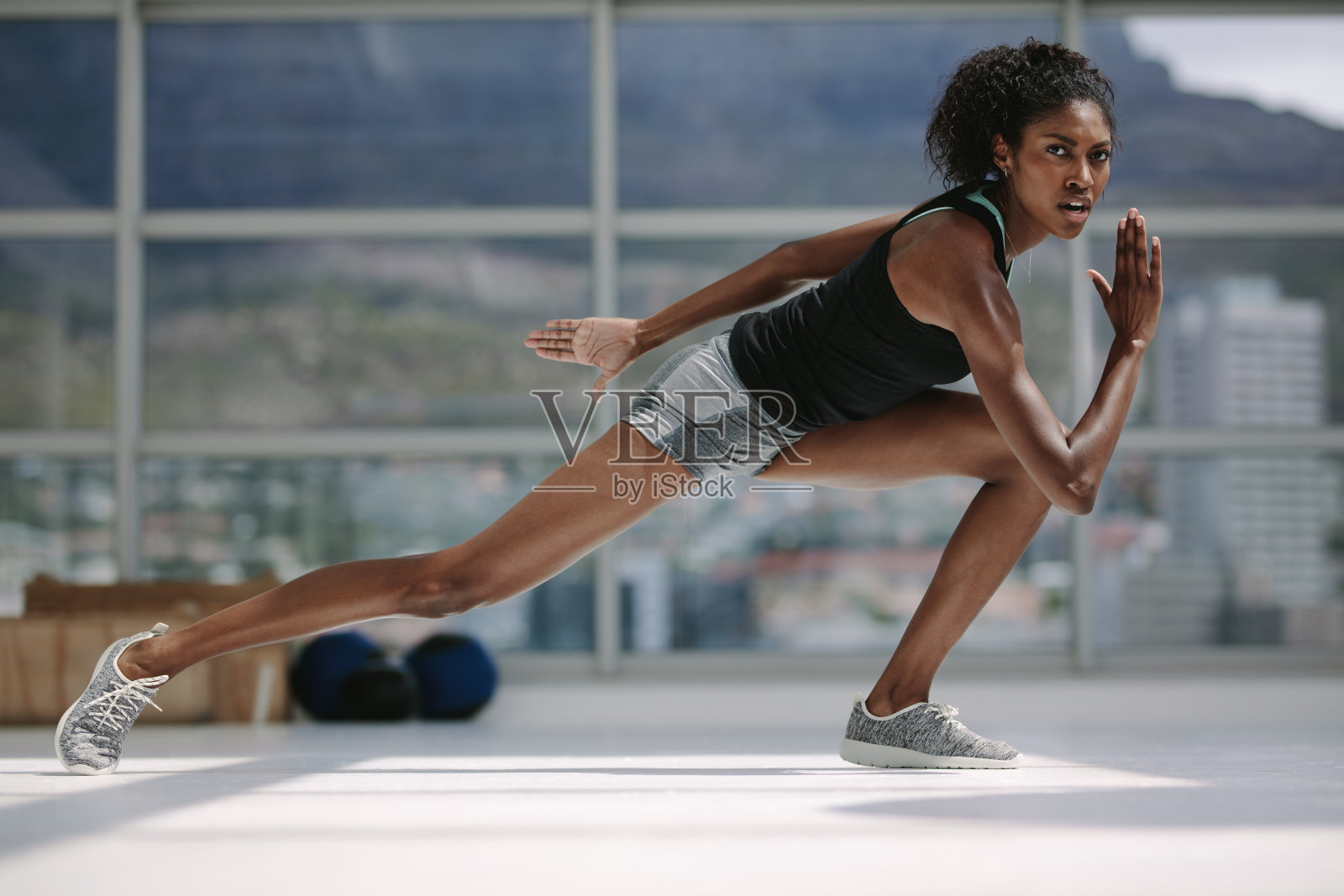 苗条的非洲妇女在健身房锻炼照片摄影图片