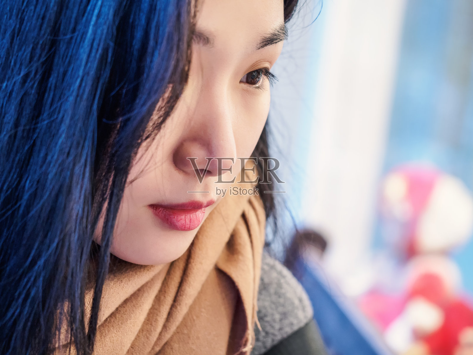 特写时尚美丽的中国女人肖像长头发看着橱窗，聚焦眼睛。照片摄影图片