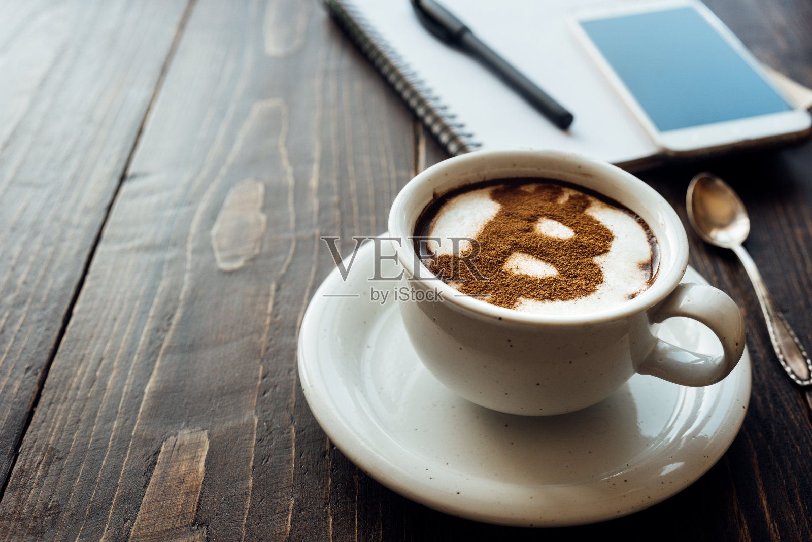 牛奶泡沫上印着比特币符号的咖啡照片摄影图片