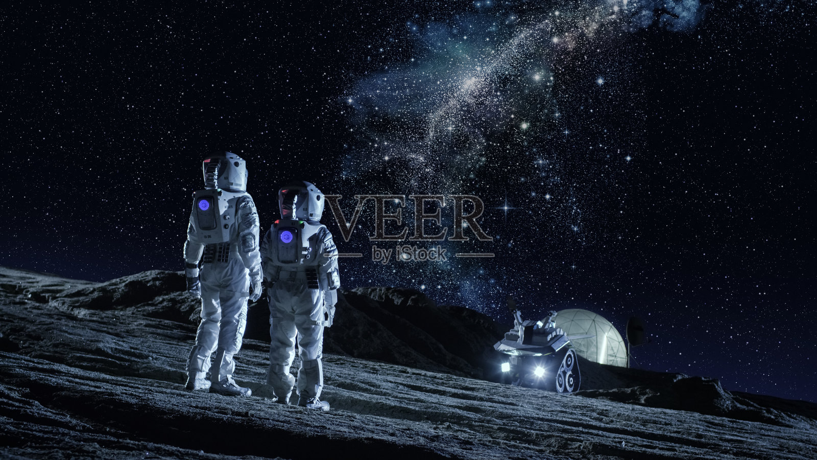两名宇航员穿着太空服站在地球上看银河系。在背景月球基地与测量圆顶。月球殖民和太空旅行概念。照片摄影图片