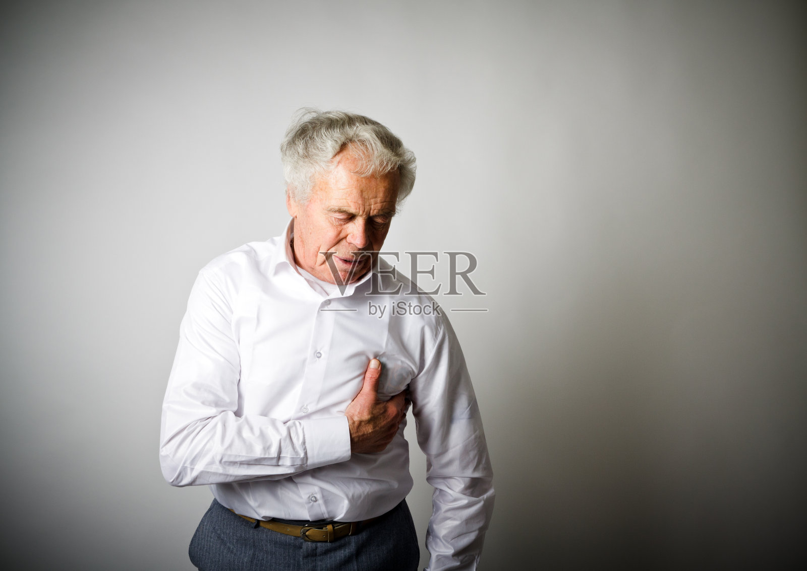 老人胸痛，心脏病发作。照片摄影图片