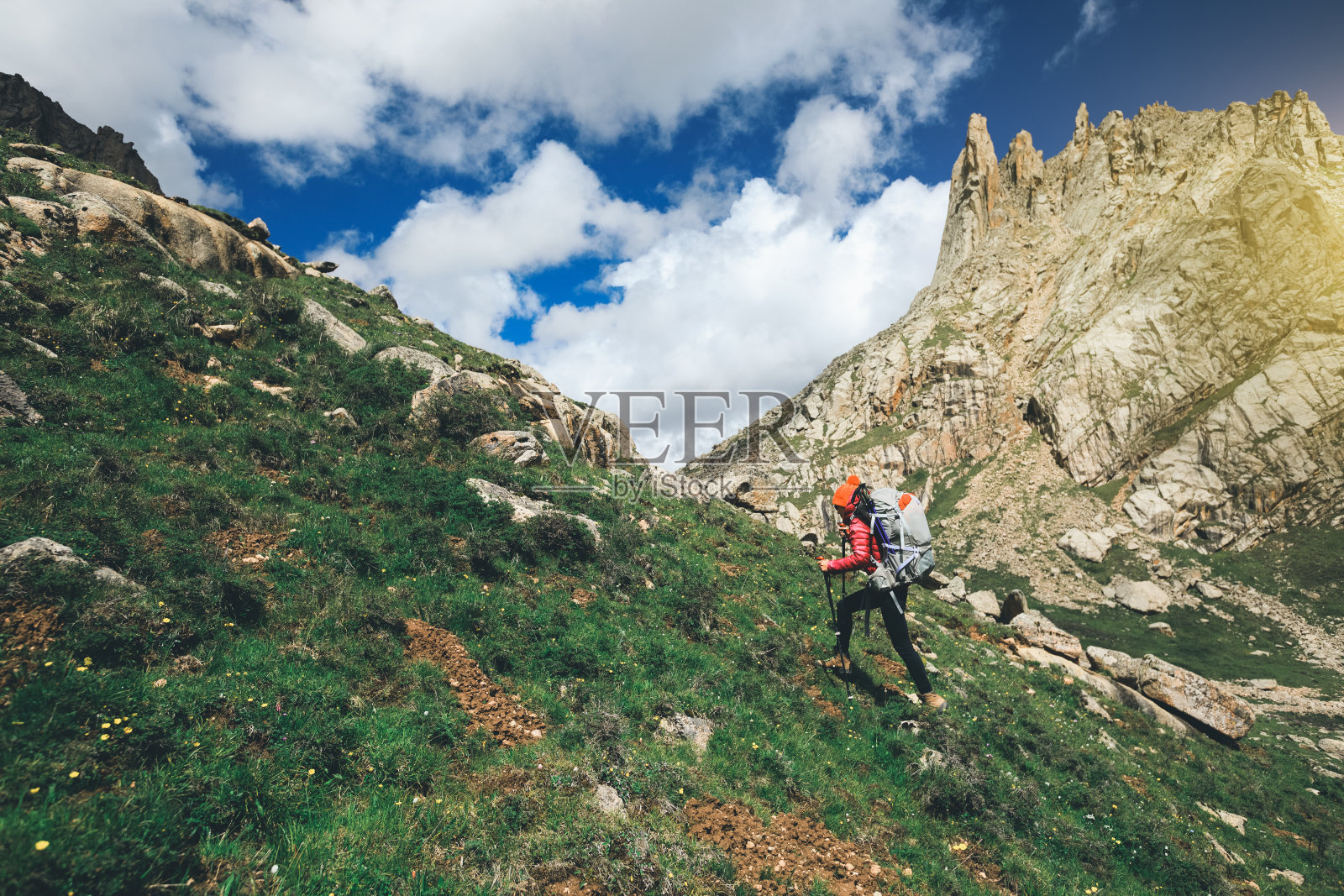 背着背包在山上徒步旅行的年轻女子照片摄影图片