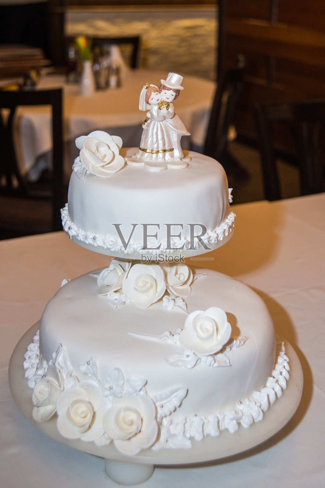 婚礼蛋糕上有白玫瑰照片摄影图片