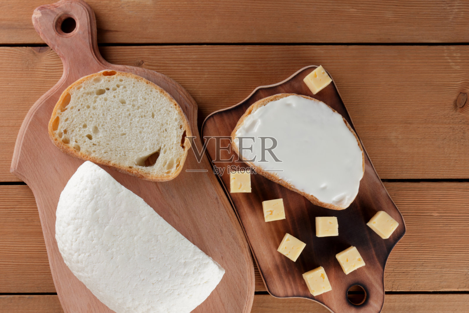 奶酪，软奶酪三明治，硬奶酪放在木板上，极简主义，木制餐具，蜂蜜，一杯开菲尔酒，复制空间，一片面包，奶酪，奶酪图案，法式早餐照片摄影图片
