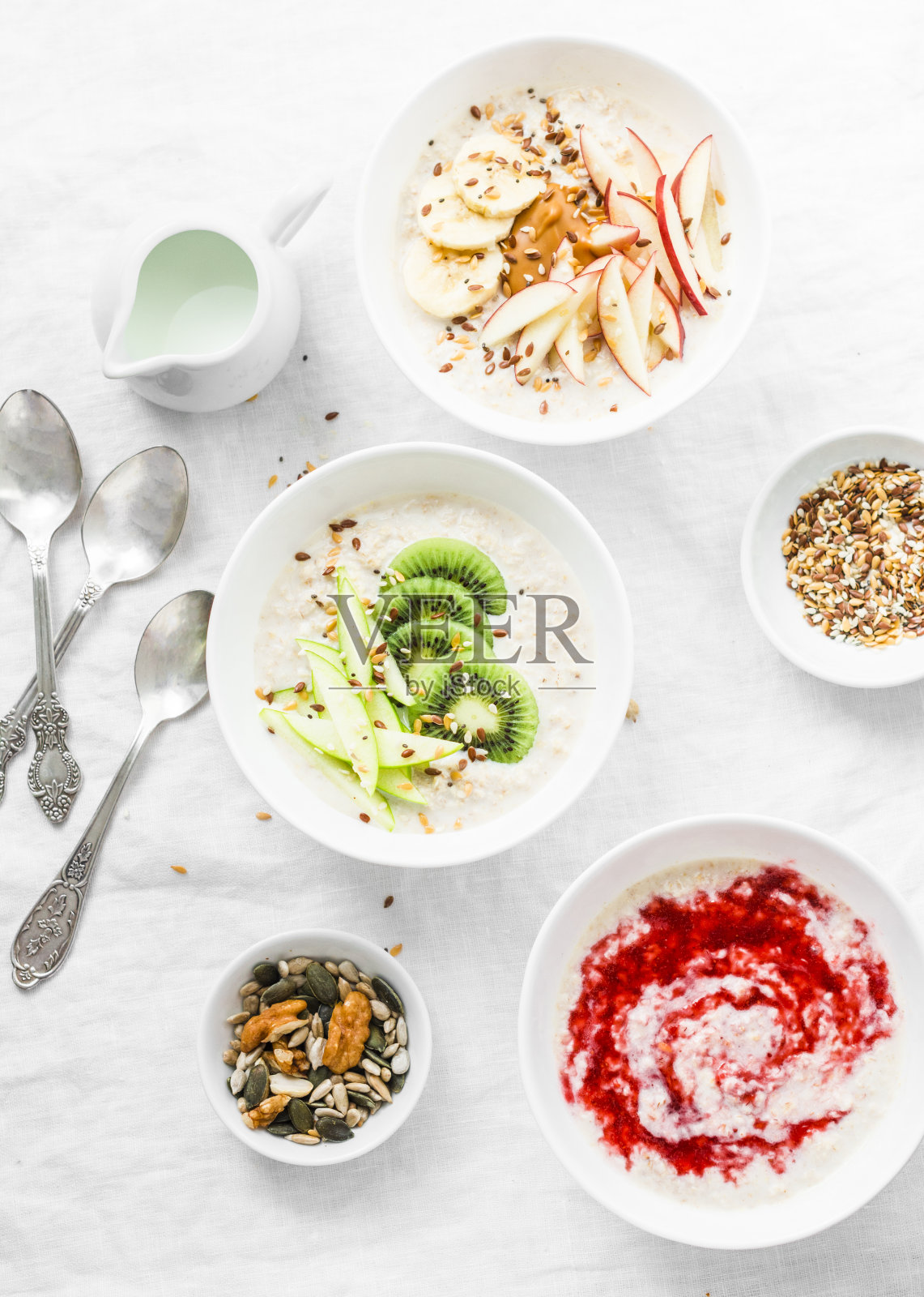 早餐灵感——椰子燕麦片搭配各种配料。健康的无谷蛋白食品概念。俯视图，平放照片摄影图片