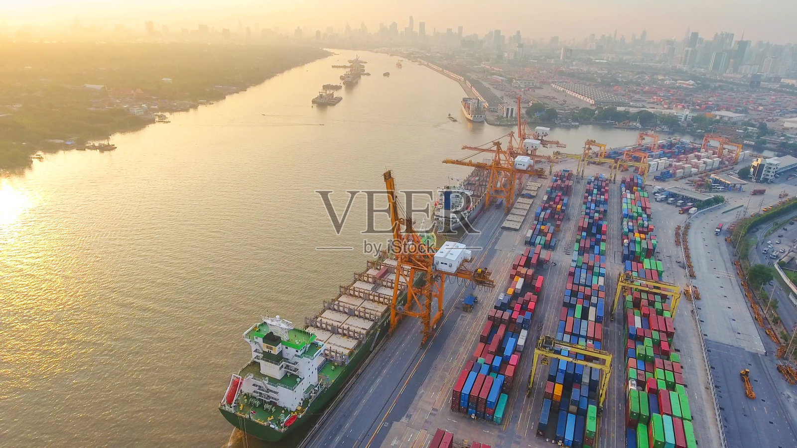 船厂集装箱货轮及货物工作起重机桥的物流运输照片摄影图片