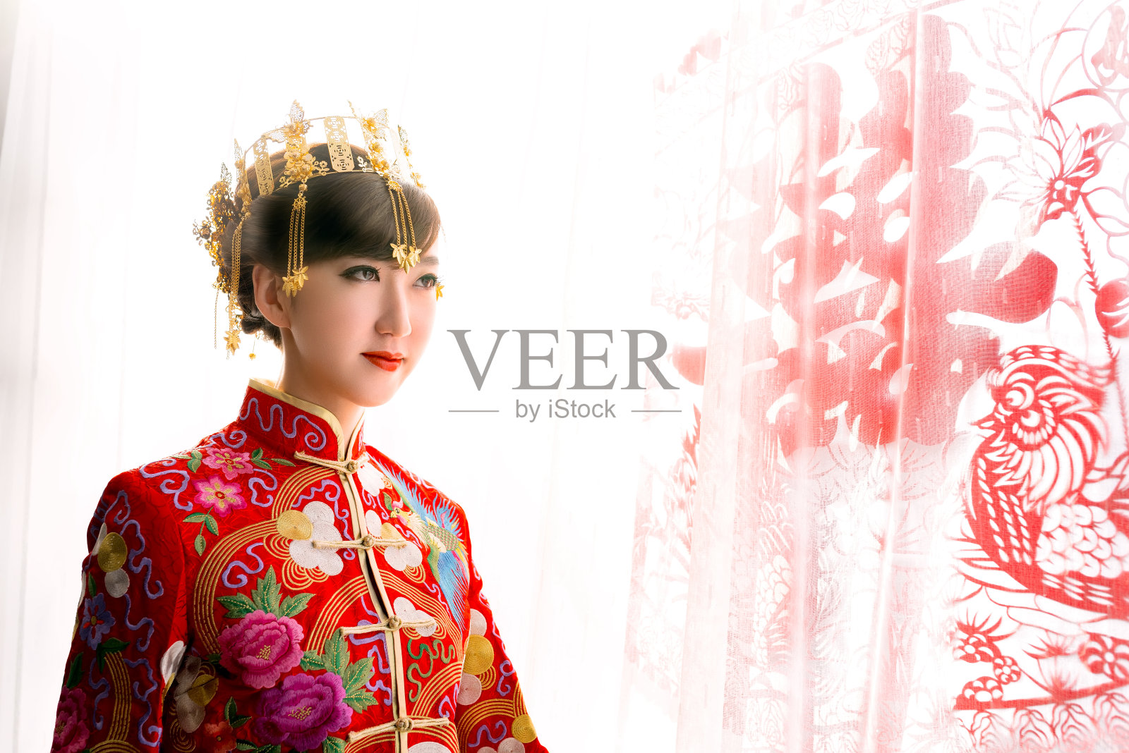 Beautiful bride in Chinese traditional wedding dress照片摄影图片