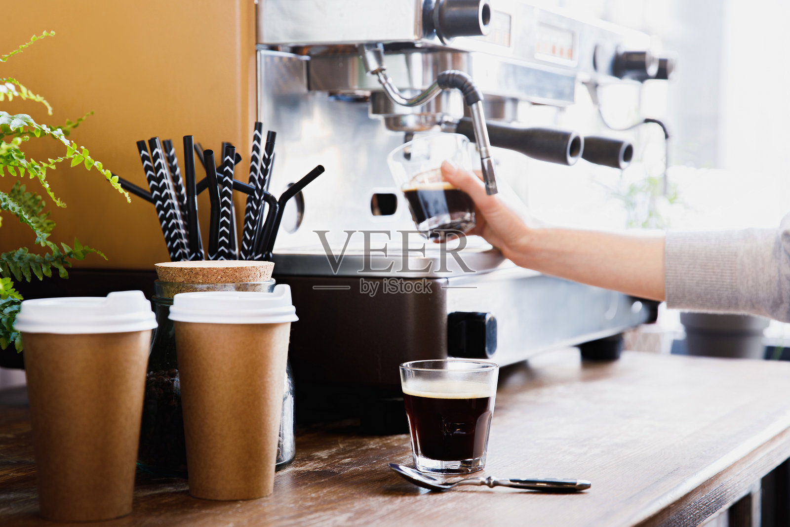 特写镜头的咖啡师准备咖啡在现代浓缩咖啡机照片摄影图片