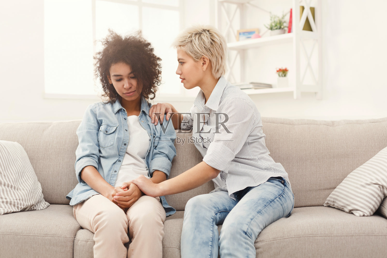 两个女人在谈论家里的问题照片摄影图片