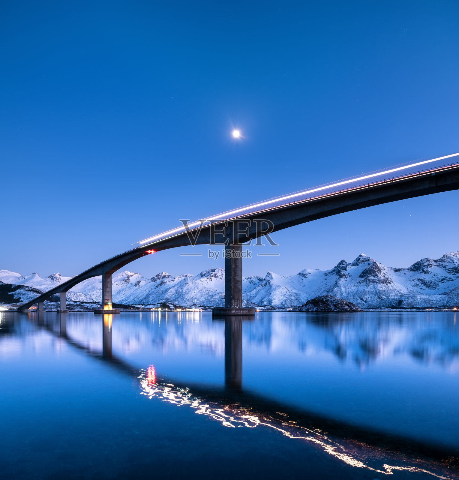 桥和水面上的倒影。挪威的自然景观照片摄影图片