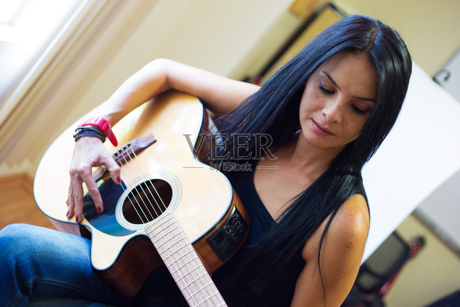 吉他的女孩照片摄影图片