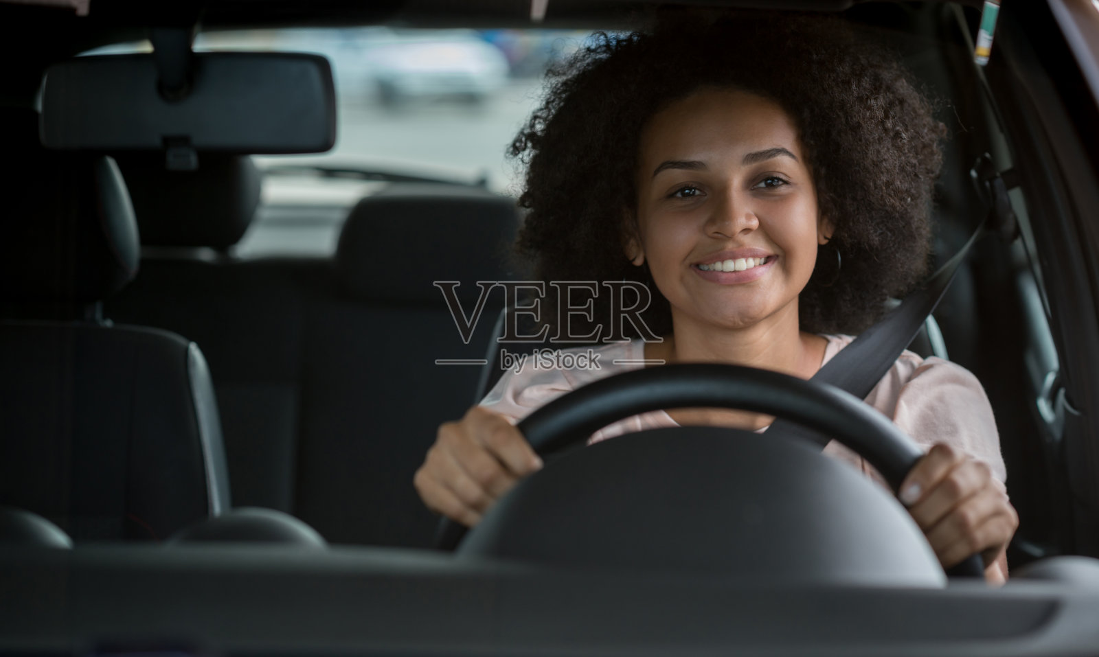 一个快乐的黑人妇女开车的肖像照片摄影图片