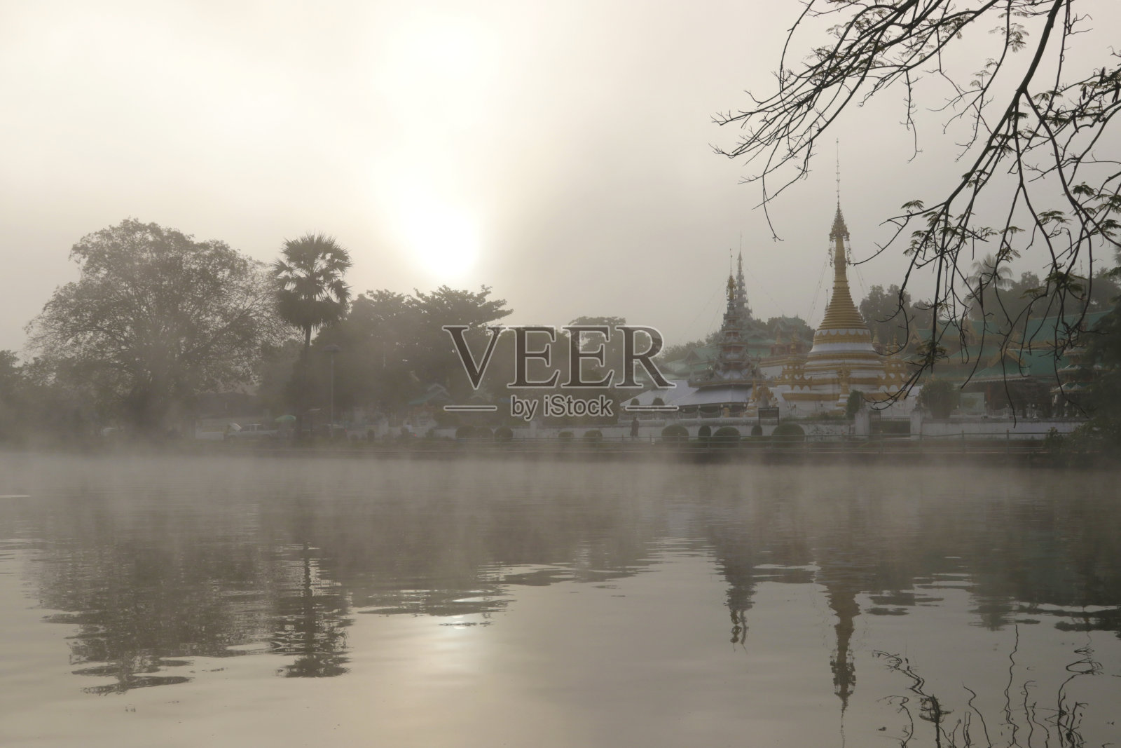 钟康寺是泰国清迈附近的湄泓子游客最喜欢的地方，冬天有雾。照片摄影图片