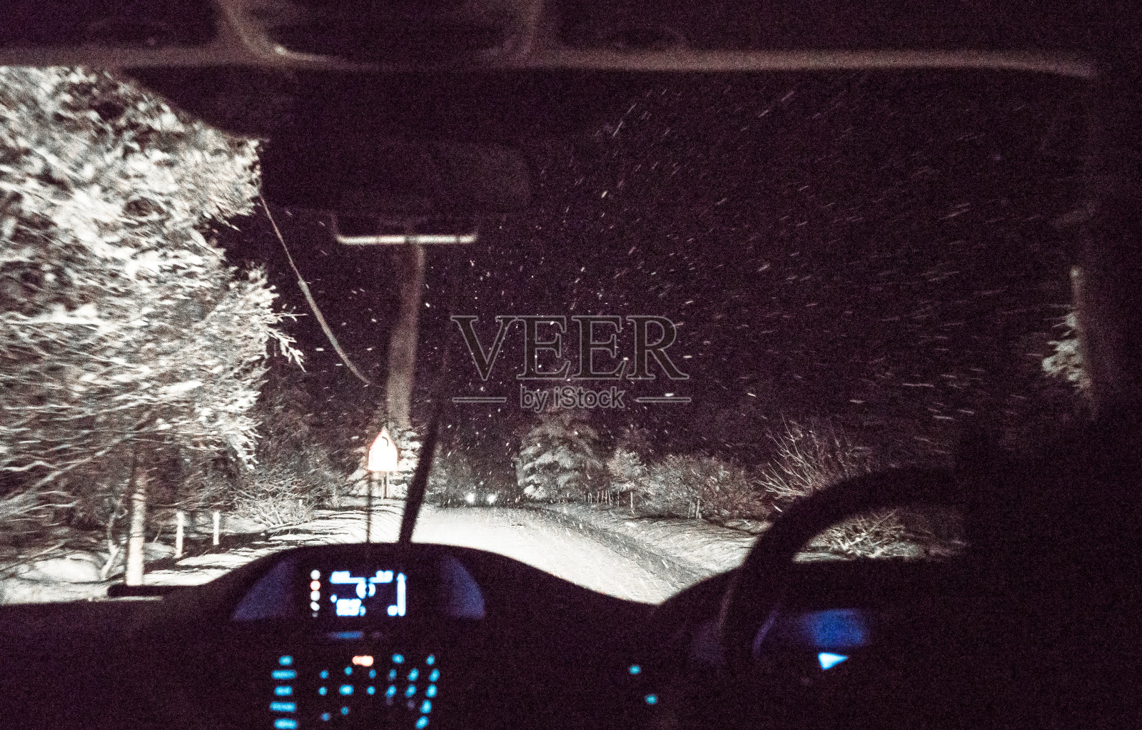 在冬天下雪的夜里开车照片摄影图片