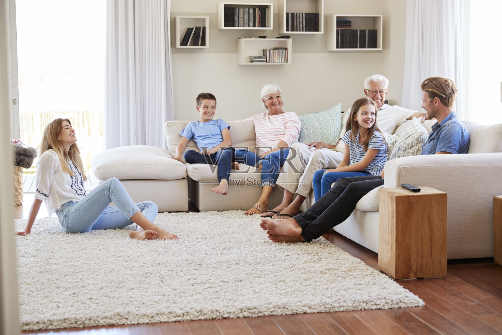 多代家庭一起在家里的沙发上放松照片摄影图片