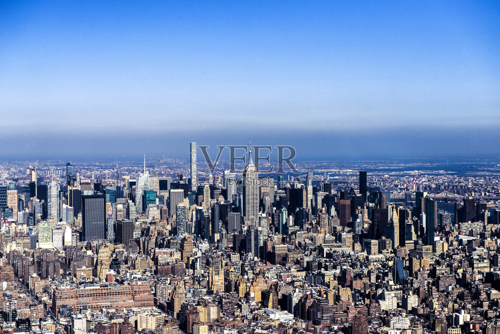 鸟瞰图曼哈顿中城天际线在白天通过直升飞机在纽约市，纽约，美国照片摄影图片