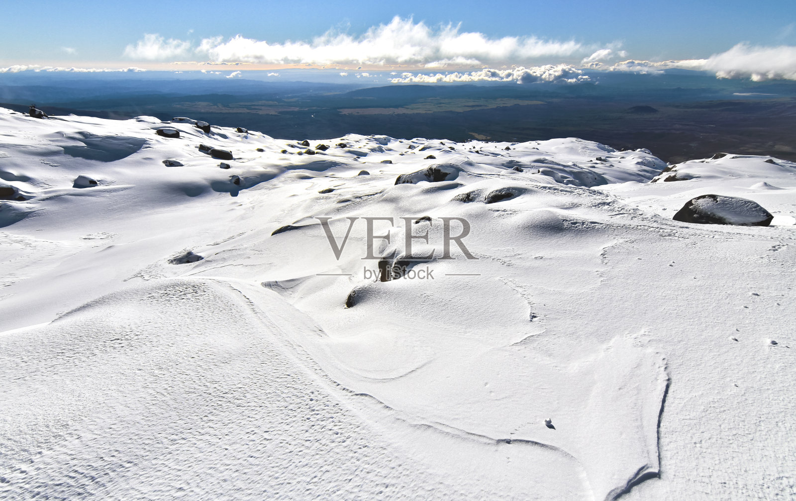 新西兰鲁阿佩胡山顶附近的雪原照片摄影图片