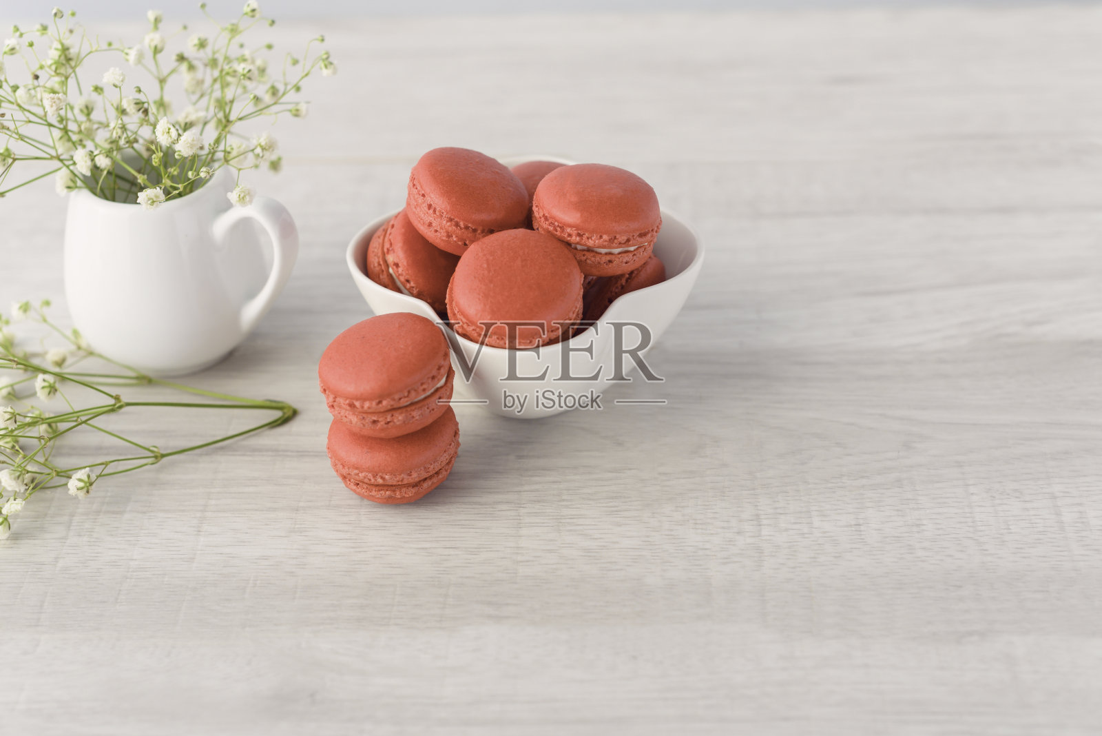 白色木桌上放着一碗美味的红色通心粉。风格和法式别致的概念。有选择性的重点。照片摄影图片