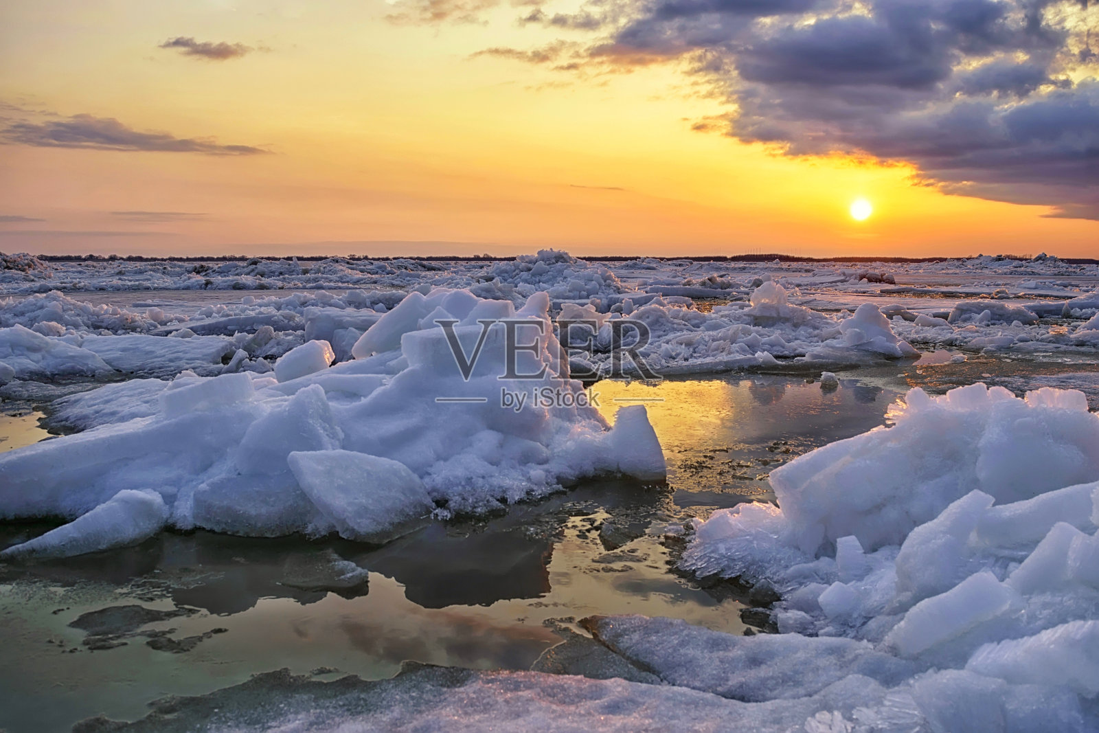 春天，阿穆尔河上浮冰。照片摄影图片