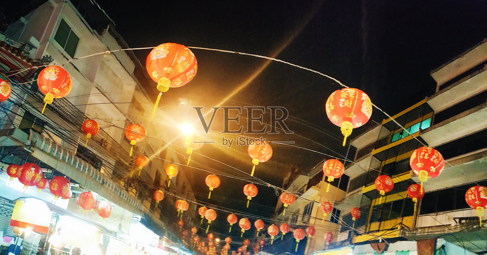 晚上，曼谷街市上悬挂着中国新年灯笼照片摄影图片