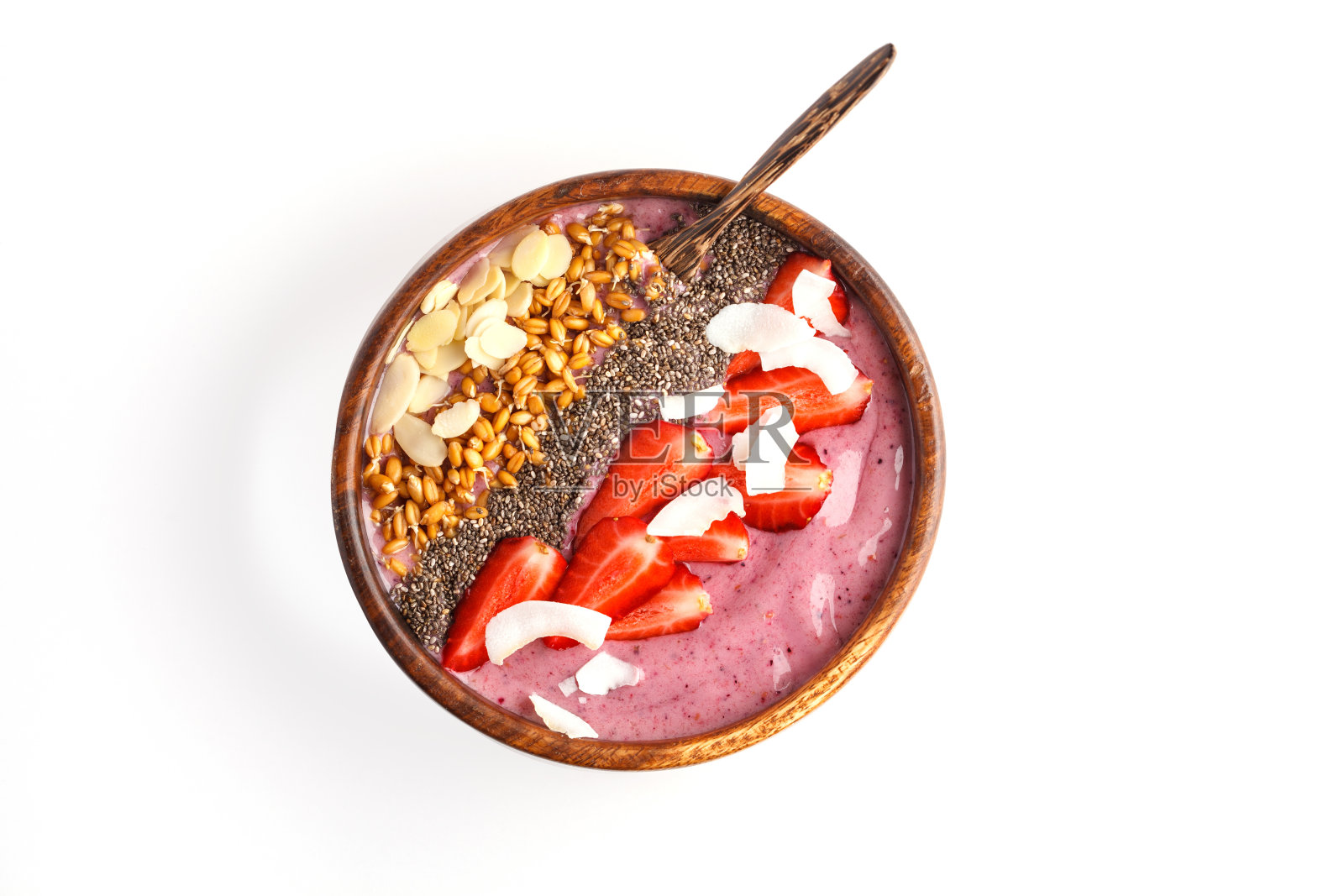 素食早餐概念。草莓冰沙碗，有杏仁，奇亚，芽和椰子，单独，白色背景照片摄影图片