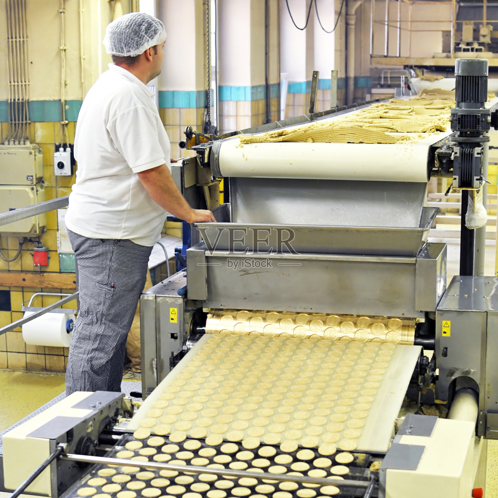 食品工业-饼干生产在工厂的传送带上照片摄影图片