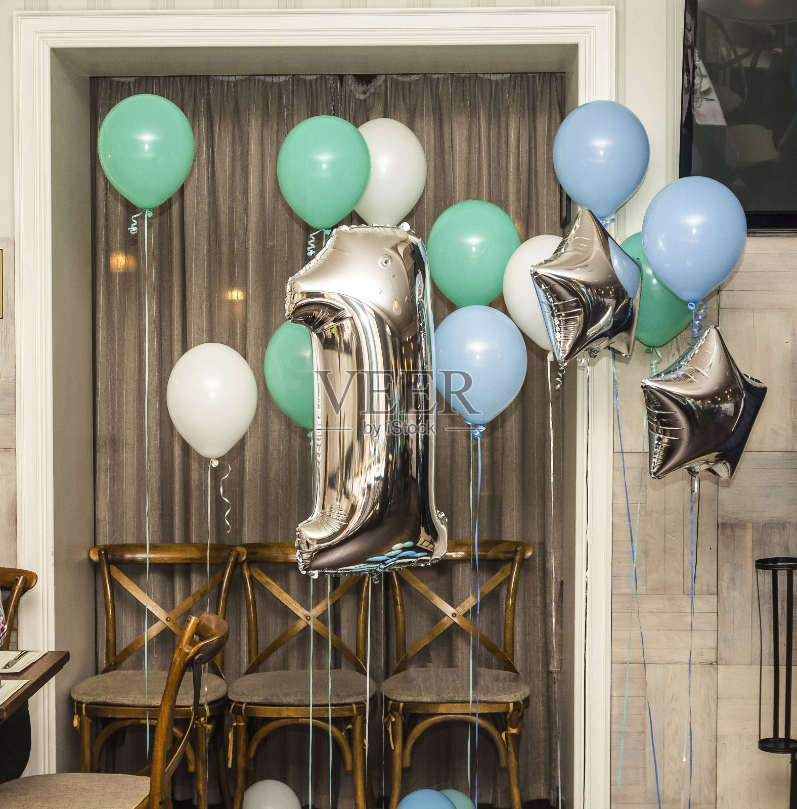 用气球装饰餐厅以庆祝孩子的生日照片摄影图片