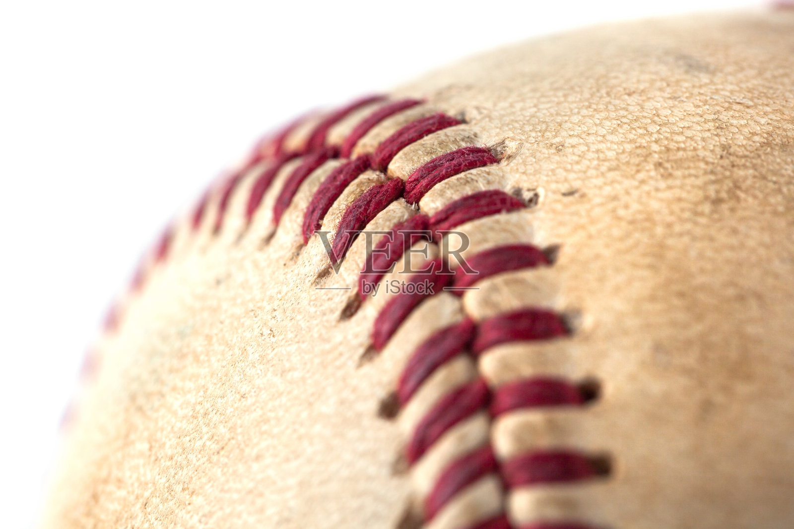 破旧的棒球孤立在白色的背景，运动照片摄影图片