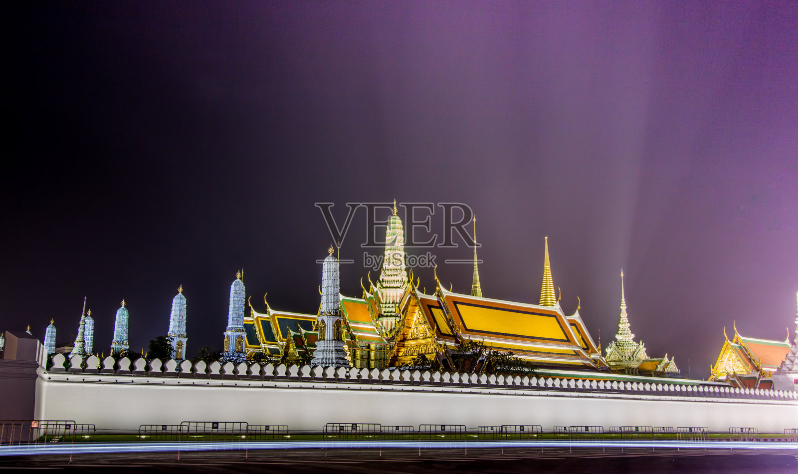 大皇宫(Wat Phra Kaew)，泰国曼谷。在黄昏的天空下。照片摄影图片